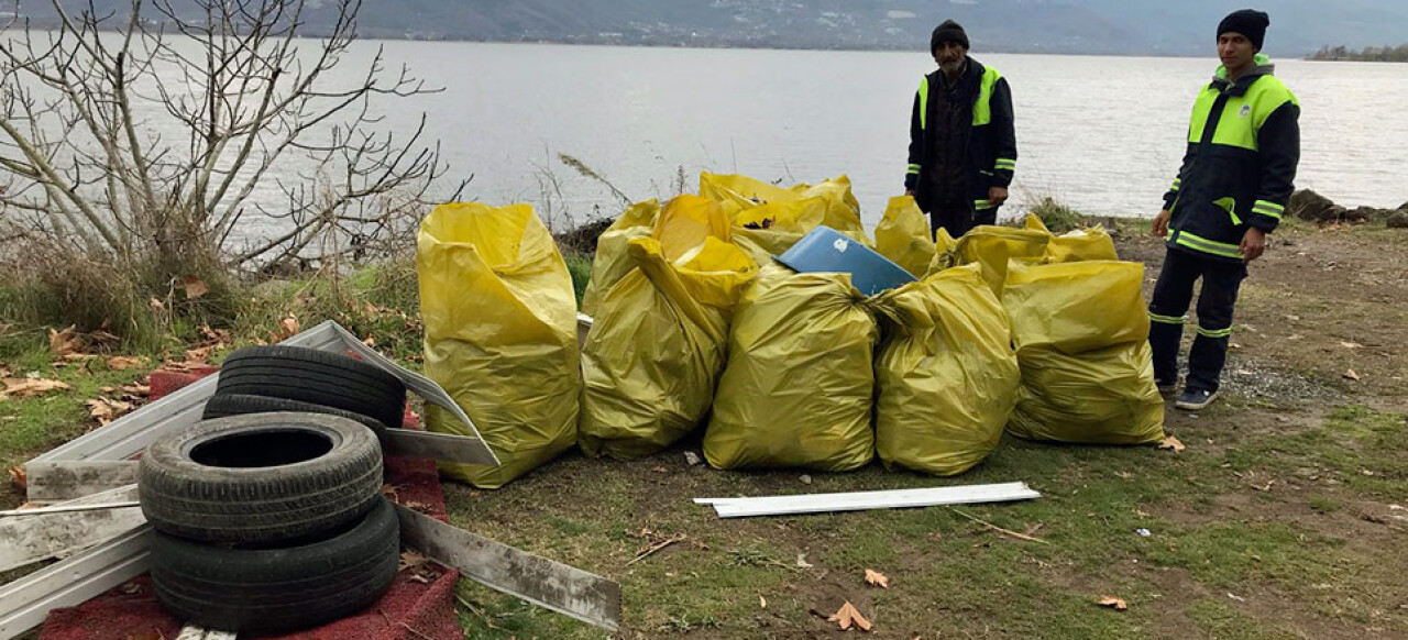 Sapanca Gölü kıyısından 250 torba çöp toplandı