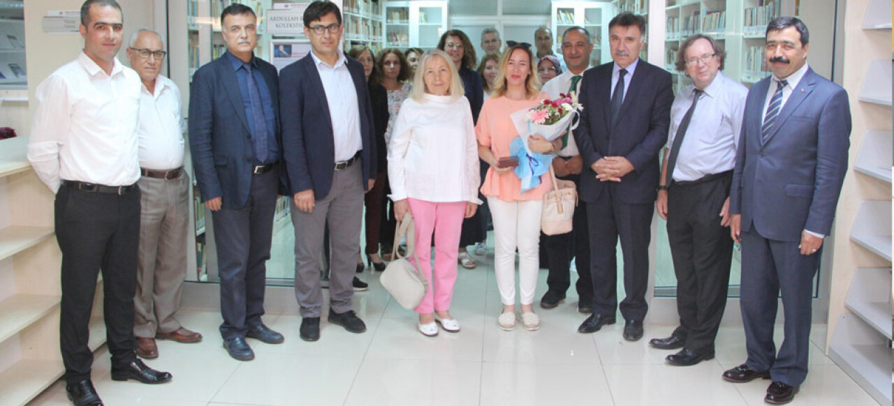 11 bin kitaplık koleksiyonunu İKÇÜ'ye bağışladı