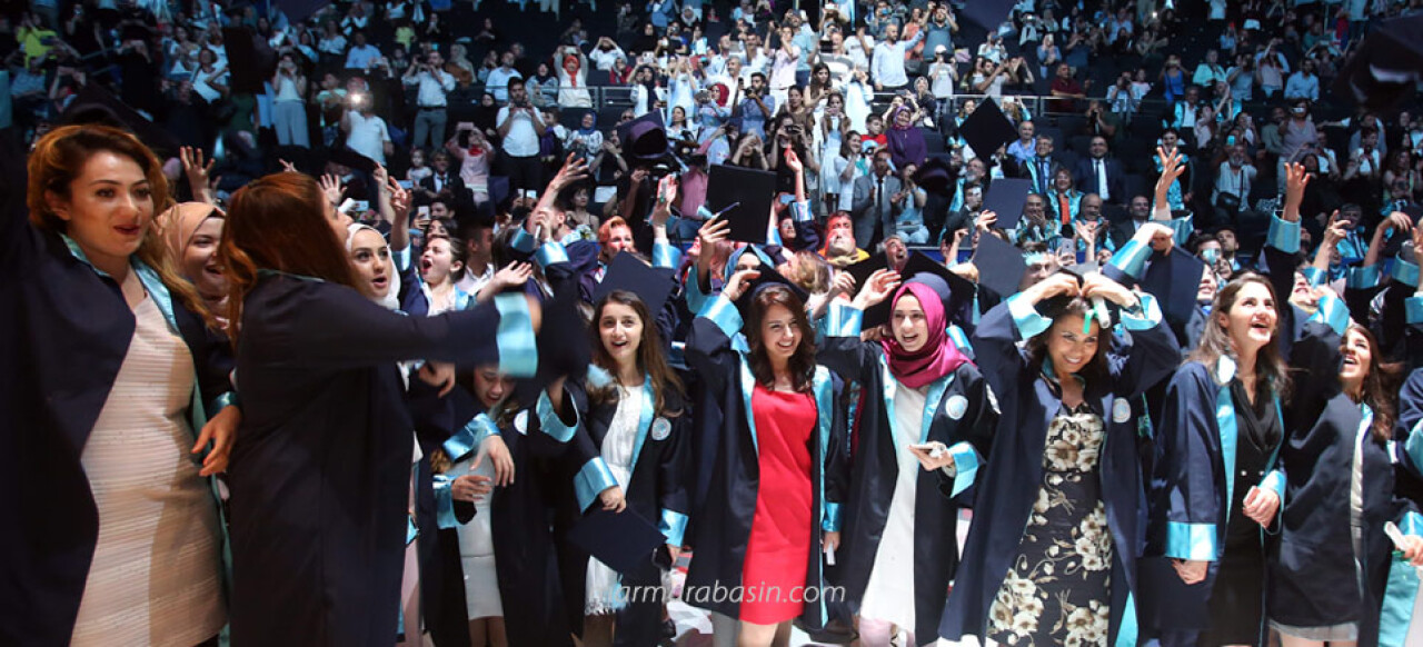 Üsküdar Üniversitesi’nde 5. mezuniyet coşkusu