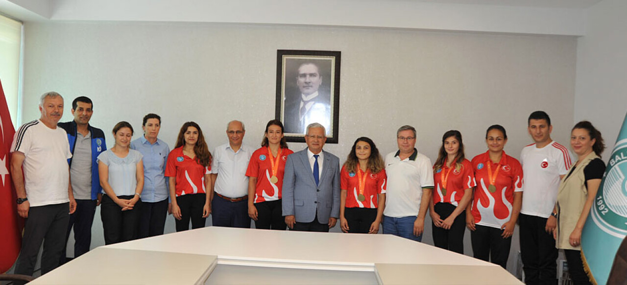 Şampiyon Judoculardan Rektör Özdemir’e Teşekkür Ziyareti