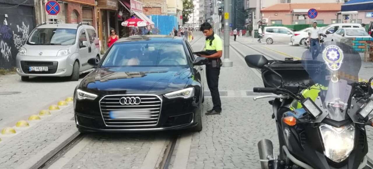 Tramvay yolunu işgal edenlere göz yumulmuyor