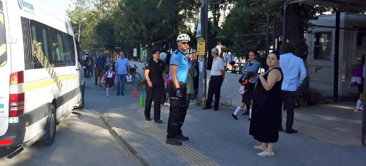 Bisikletli zabıtalar öğrenciler için iş başında  