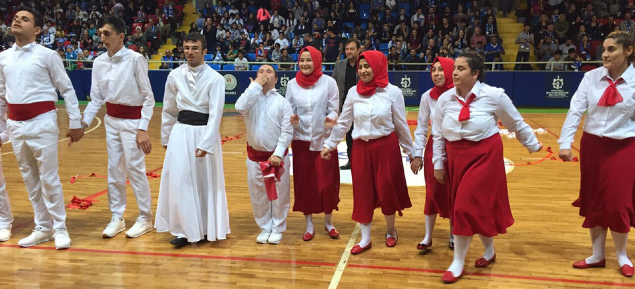 Özel öğrencilerden duygulandıran bayrak gösterisi