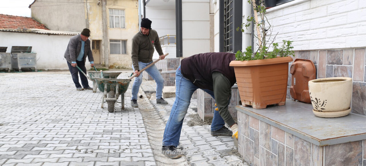 Burhaniye'de parke taş yol yapım çalışmaları sürüyor