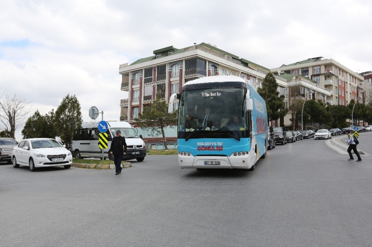 AK Parti Büyükçekmece Belediye Başkanı Mevlüt Uysal, seçim otobüsüyle halkı selamladı