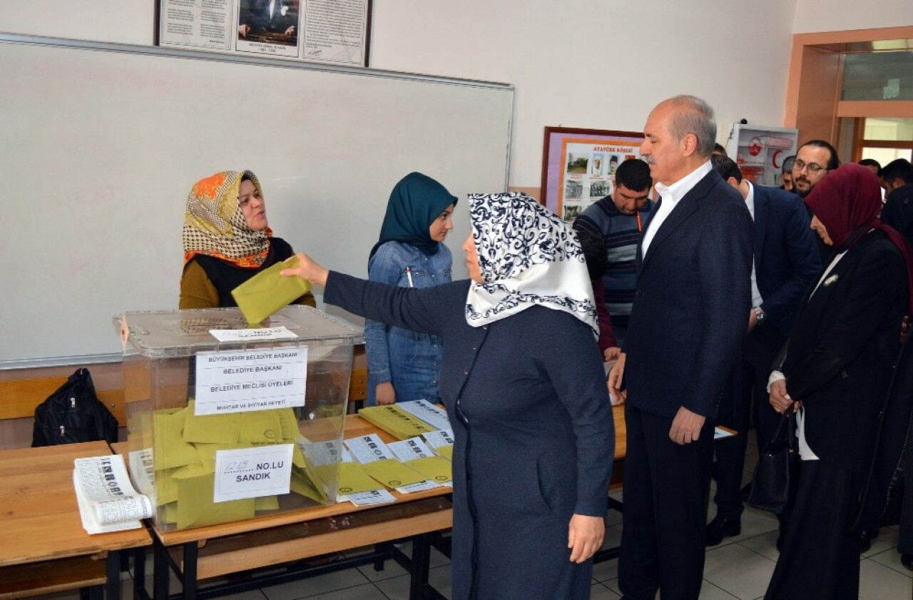 AK Parti Genel Başkanvekili Numan Kurtulmuş oyunu Fatih’te kullandı