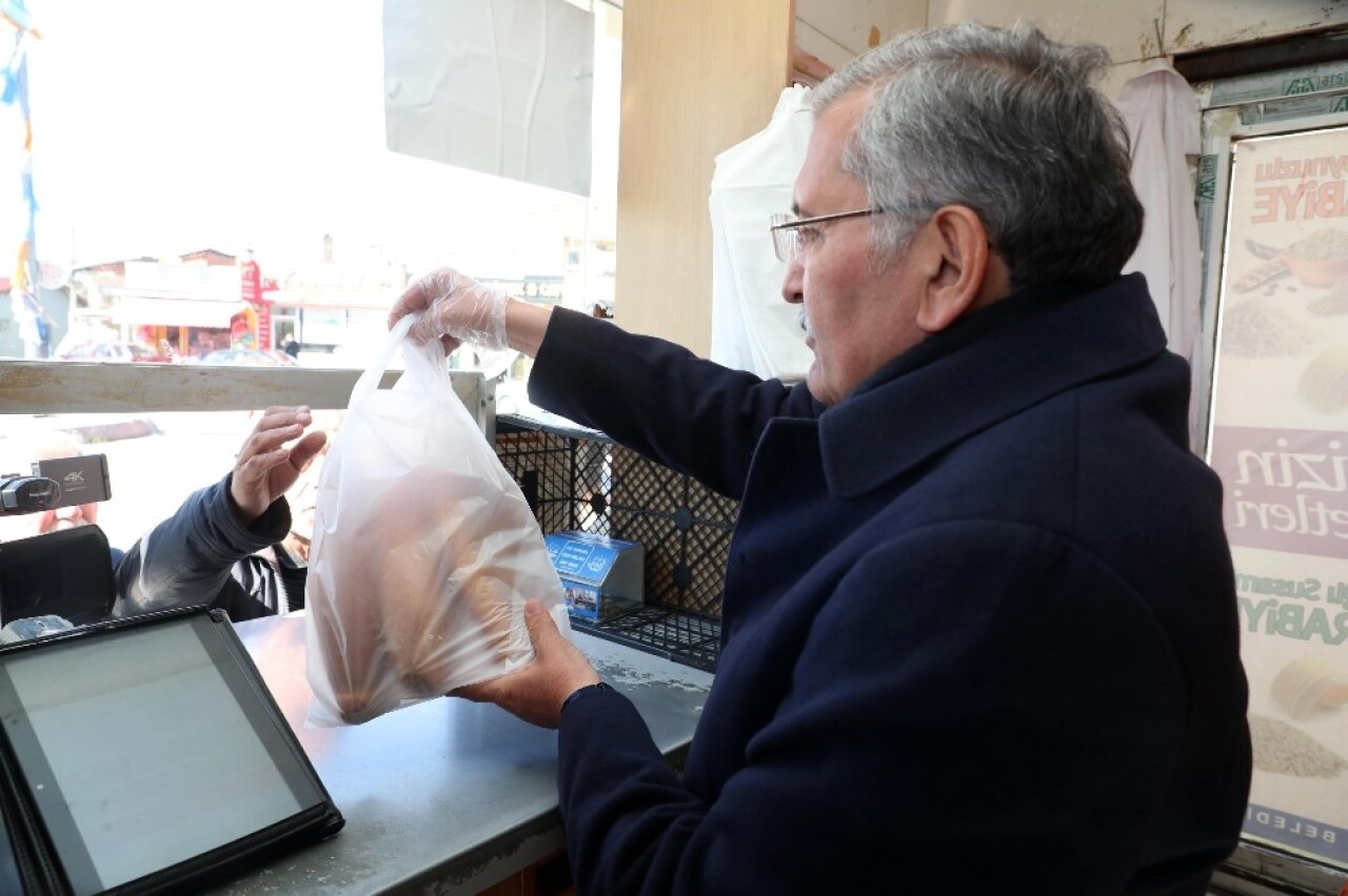 Beykoz adayı Murat Aydın İHE’de vatandaşlara ekmek dağıttı, pazarın nabzını tuttu