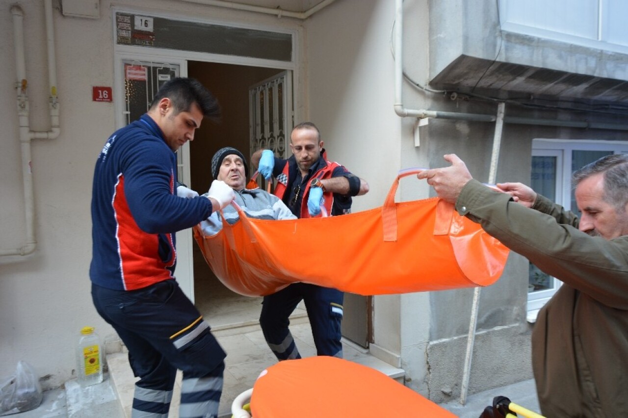 Bursa’da oy kullanmaya sedye ile taşındılar