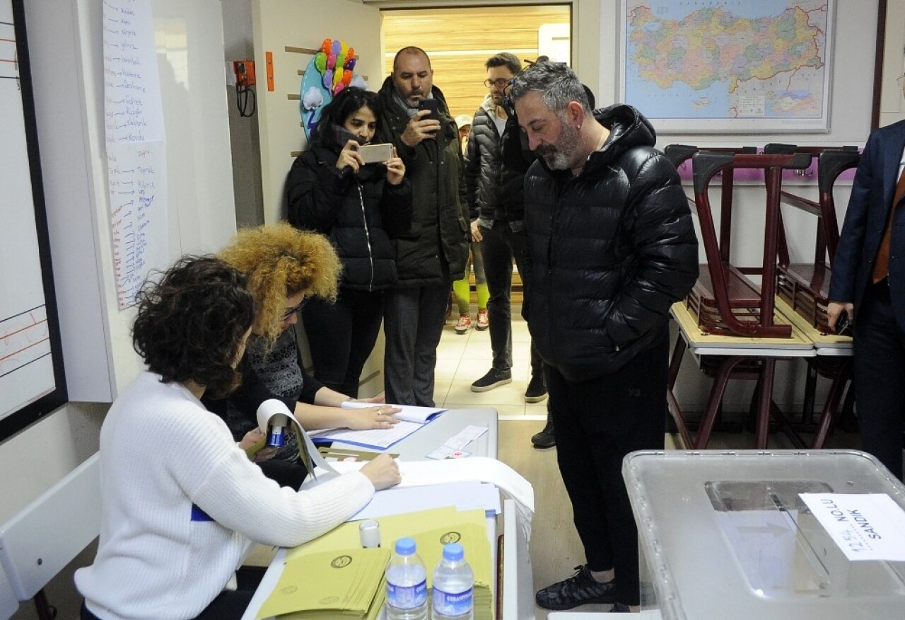 Cem Yılmaz oyunu kullandı, espriyi patlattı