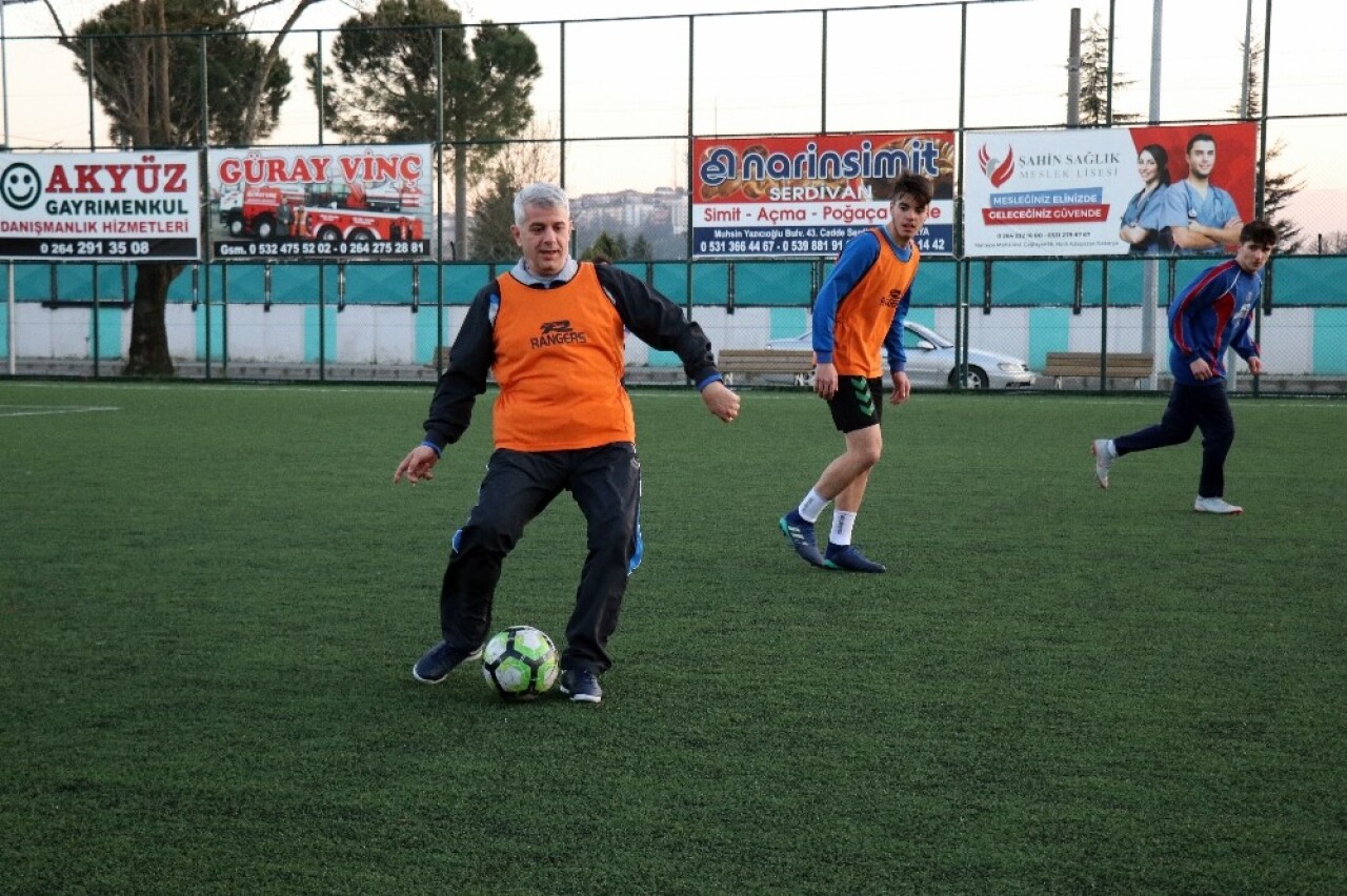 Dr. Aydoğan Arslan gençlerle maç yaptı