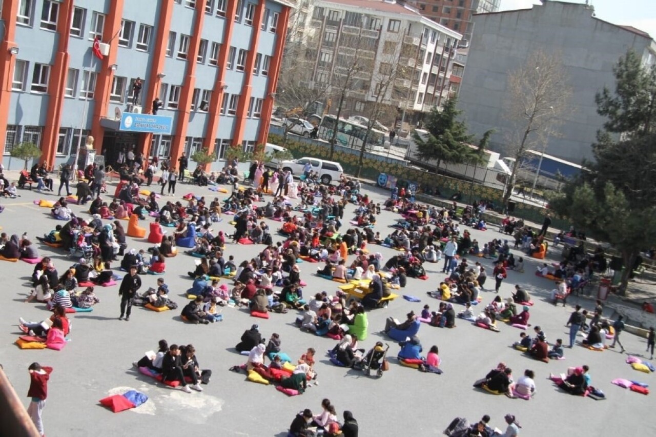 Esenyurt’ta minderini kap gel kitap oku etkinliği