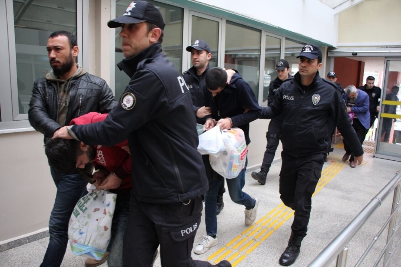 HDP mitinginde Öcalan lehine slogan atan 7 kişi tutuklandı