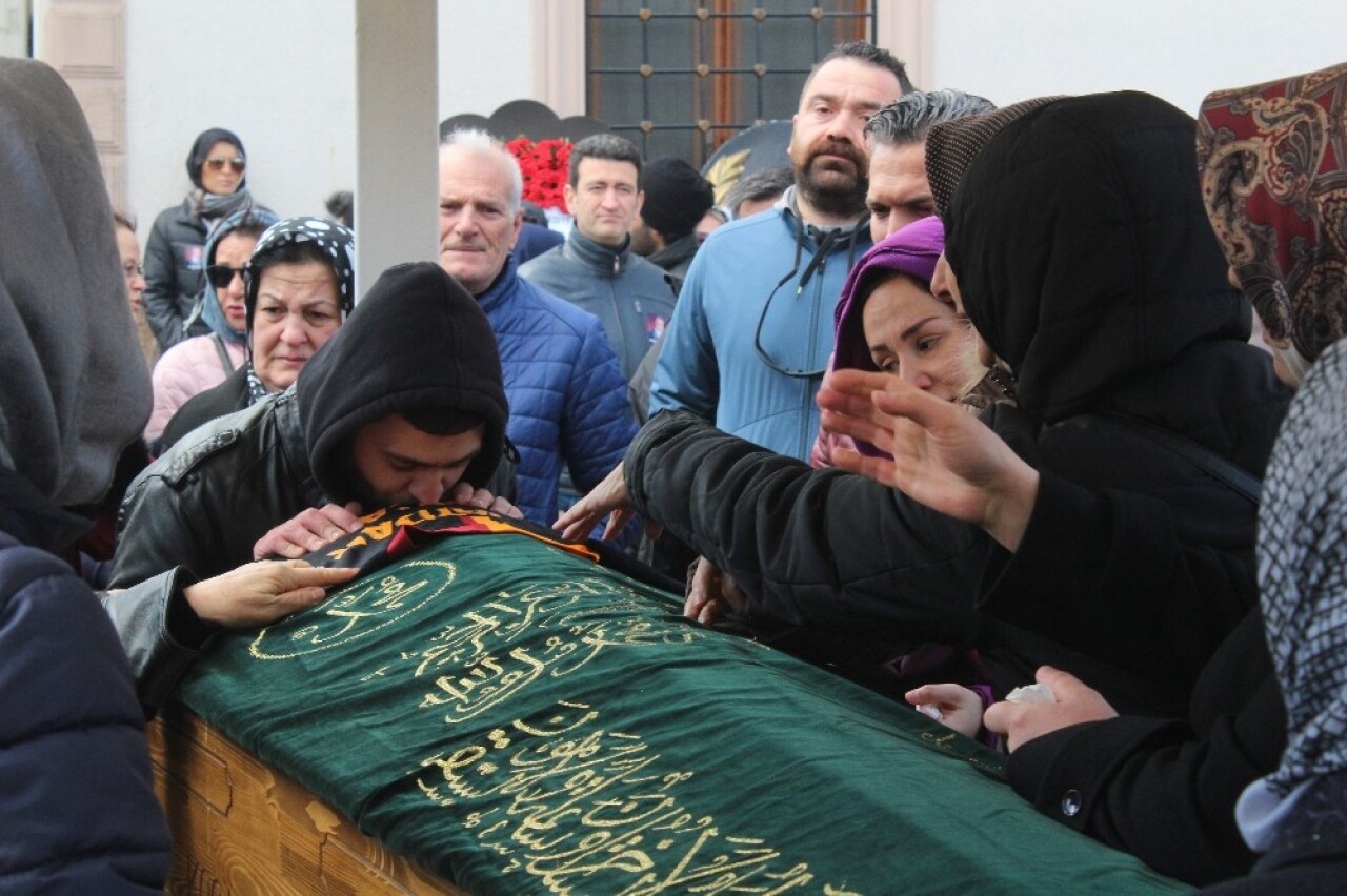 Nişanlısını görmeye gittiği Ukrayna’da kalp krizi geçirerek ölen avukat defnedildi