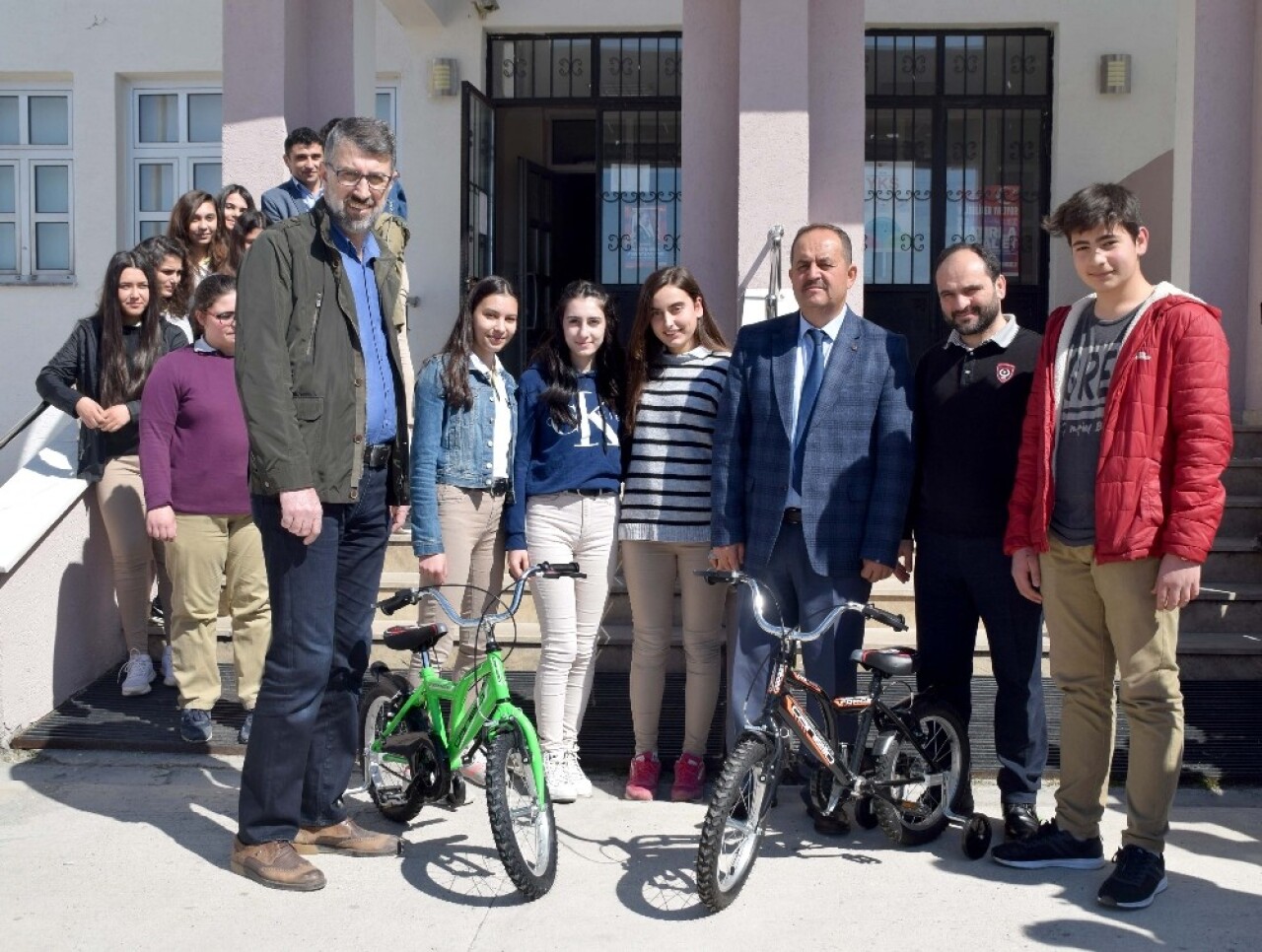 Öğrencilerden yetim kardeşlerine sürpriz hediye