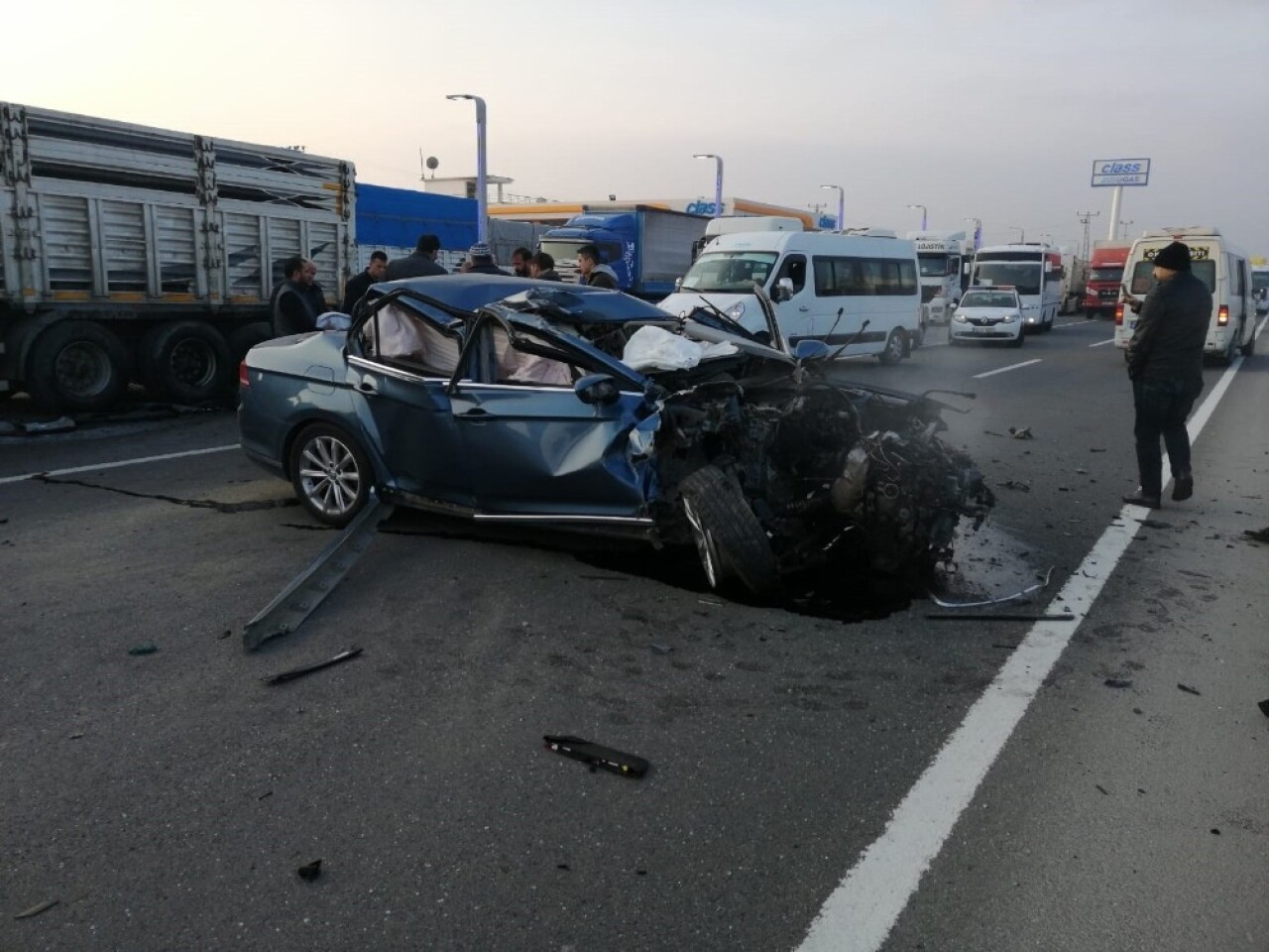 Otomobili ile tırın altına giren sürücü hayatını kaybetti