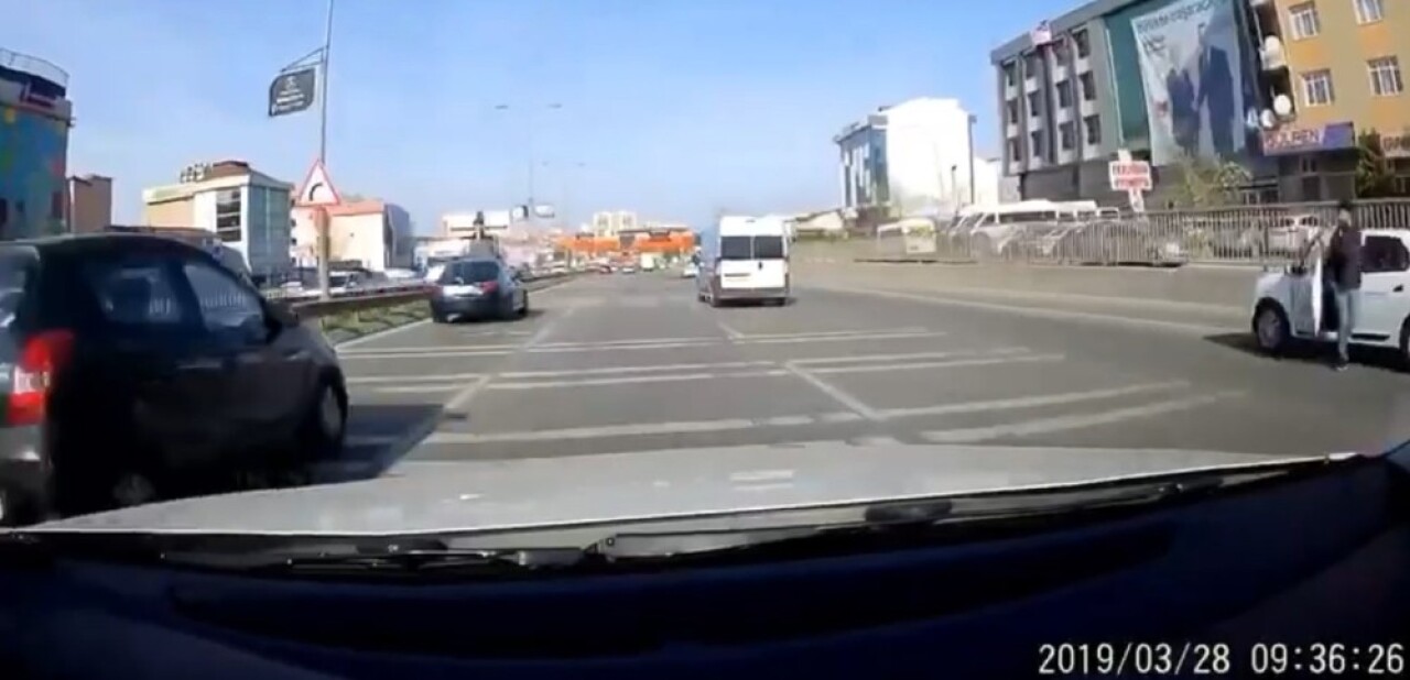 (Özel) Trafikte yarışan aracın karıştığı kaza kamerada