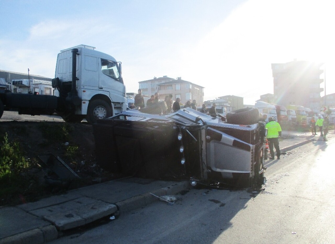 TEM otoyolunda bir otomobil lüks cipe çarptı: 2 yaralı