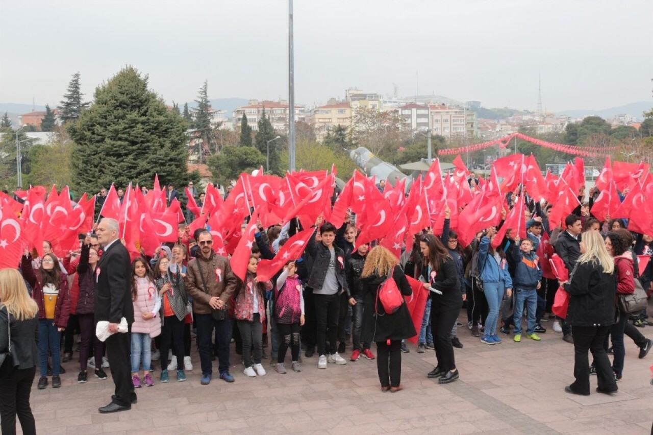 23 Nisan valisi tören alanına 1978 model minibüs ile geldi