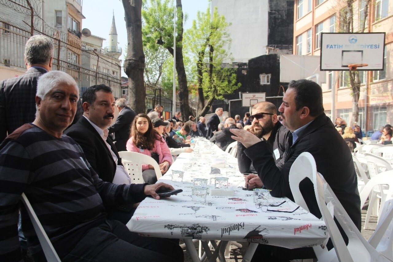 45 yıl sonra aynı okulun bahçesinde buluştular