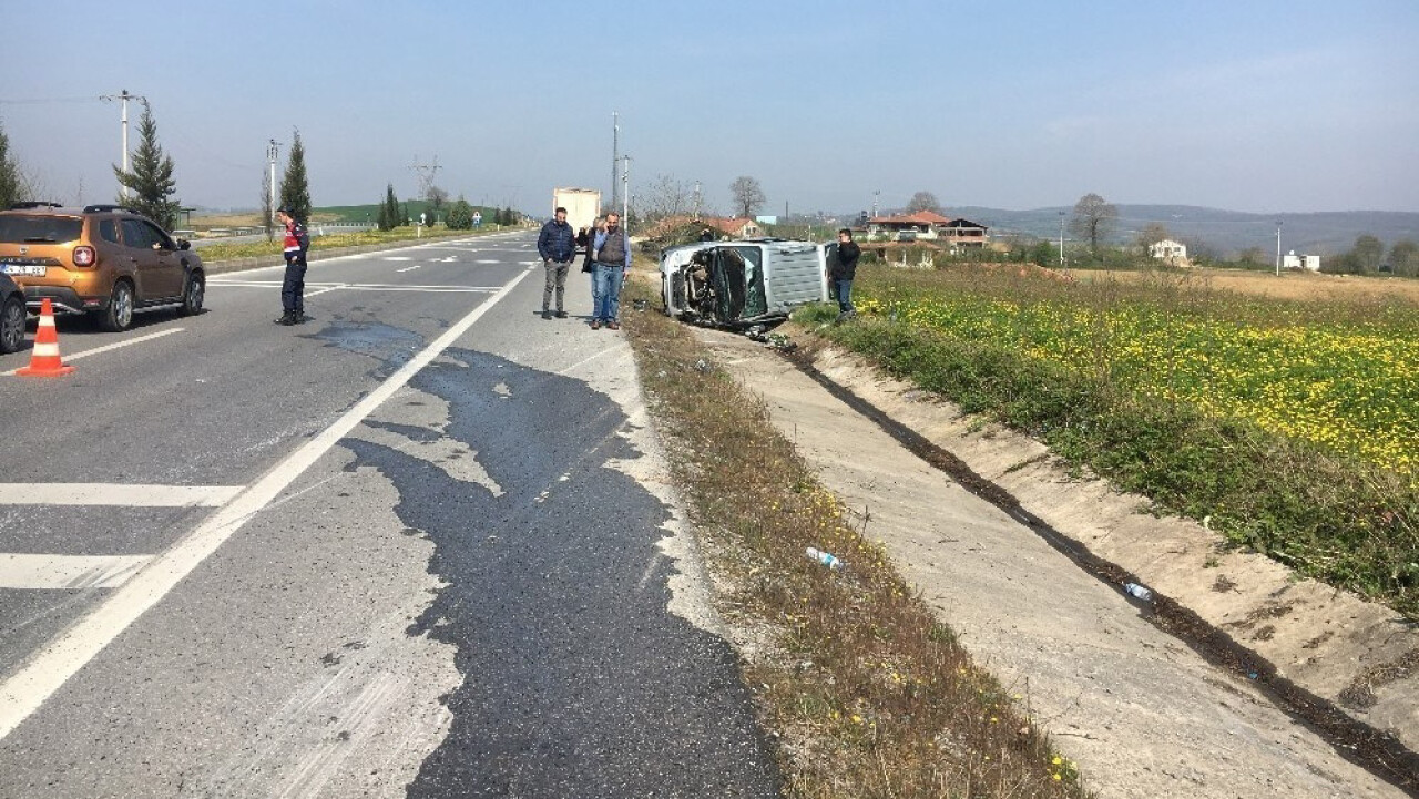 Yoldan çıkan araç yan yattı: 3 yaralı