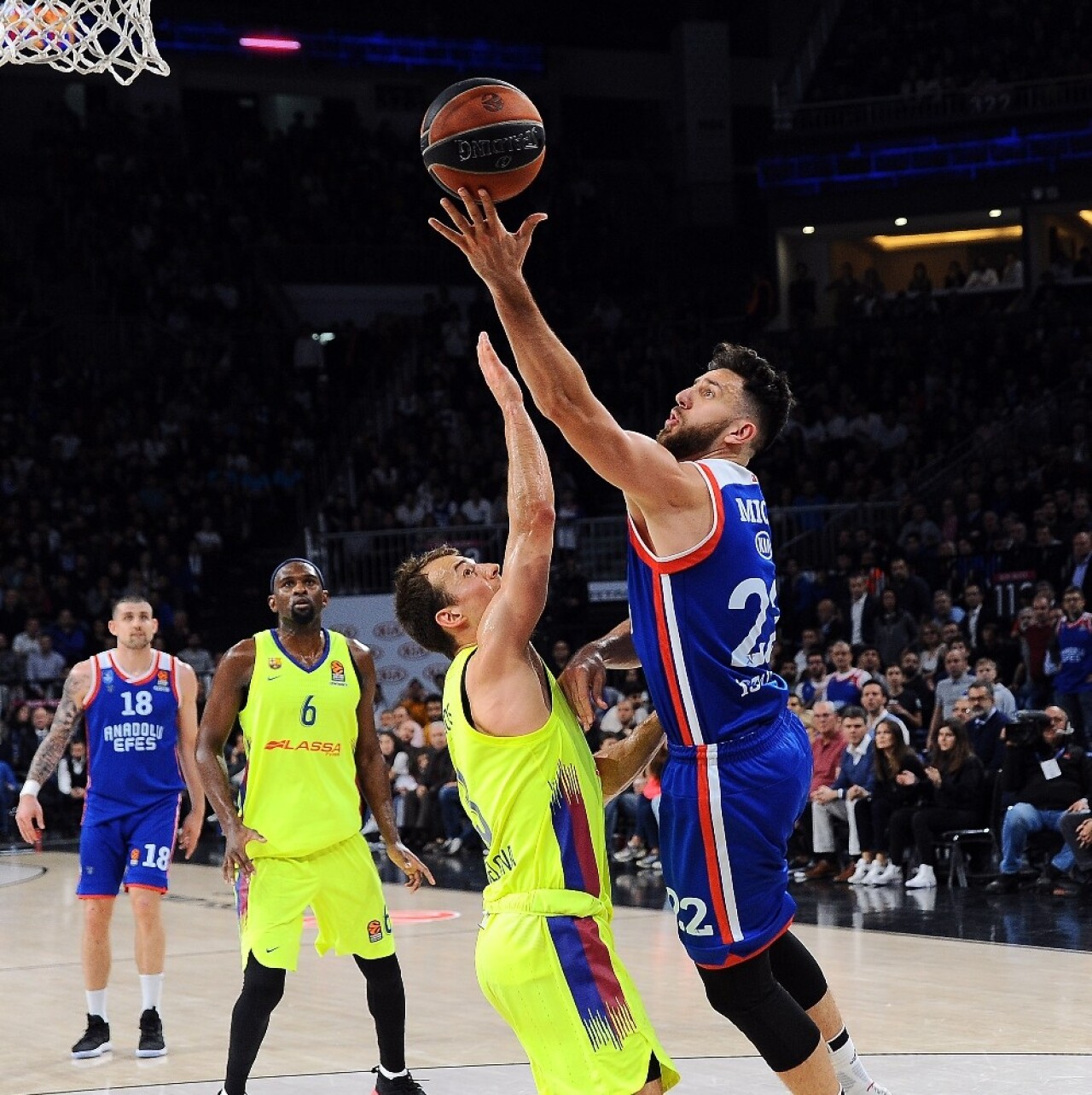 Anadolu Efes, Barcelona karşısında 2-0 peşinde