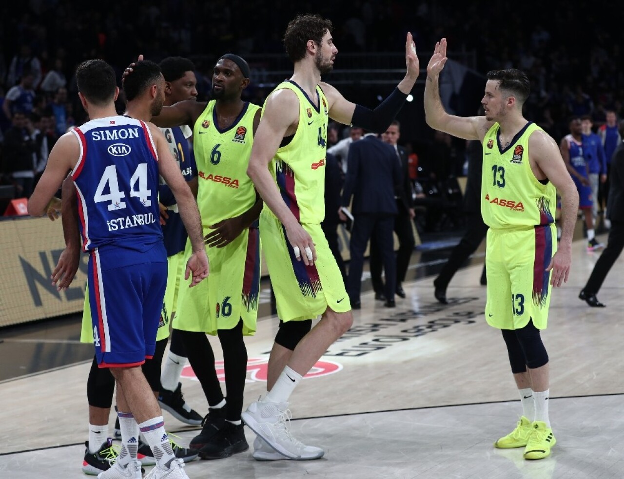 Anadolu Efes, Barcelonayı Deplasmanda Ezdi Geçti