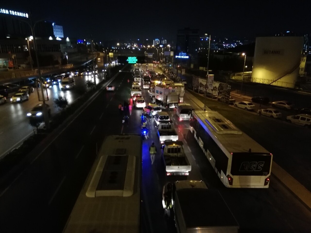 Atatürk Havalimanı’ndan çıkan araçlar konvoylar halinde İstanbul Havalimanı’na gidiyor