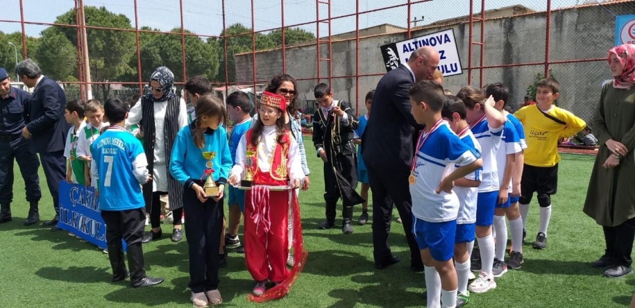 Ayvalık’ta çocuklar oynadı, velileri seyretti