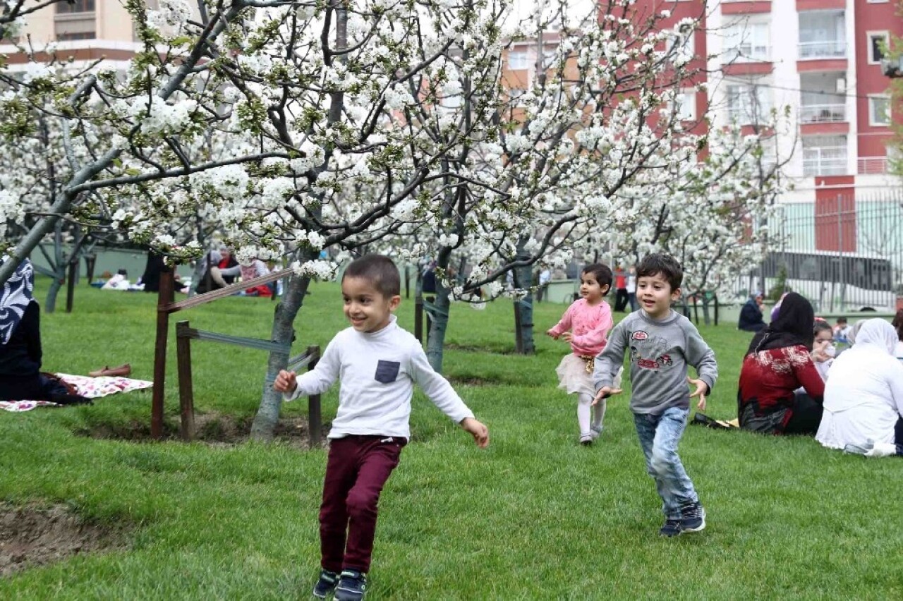 Bağcılarlılar, baharı nostalji bahçelerinde karşılıyor