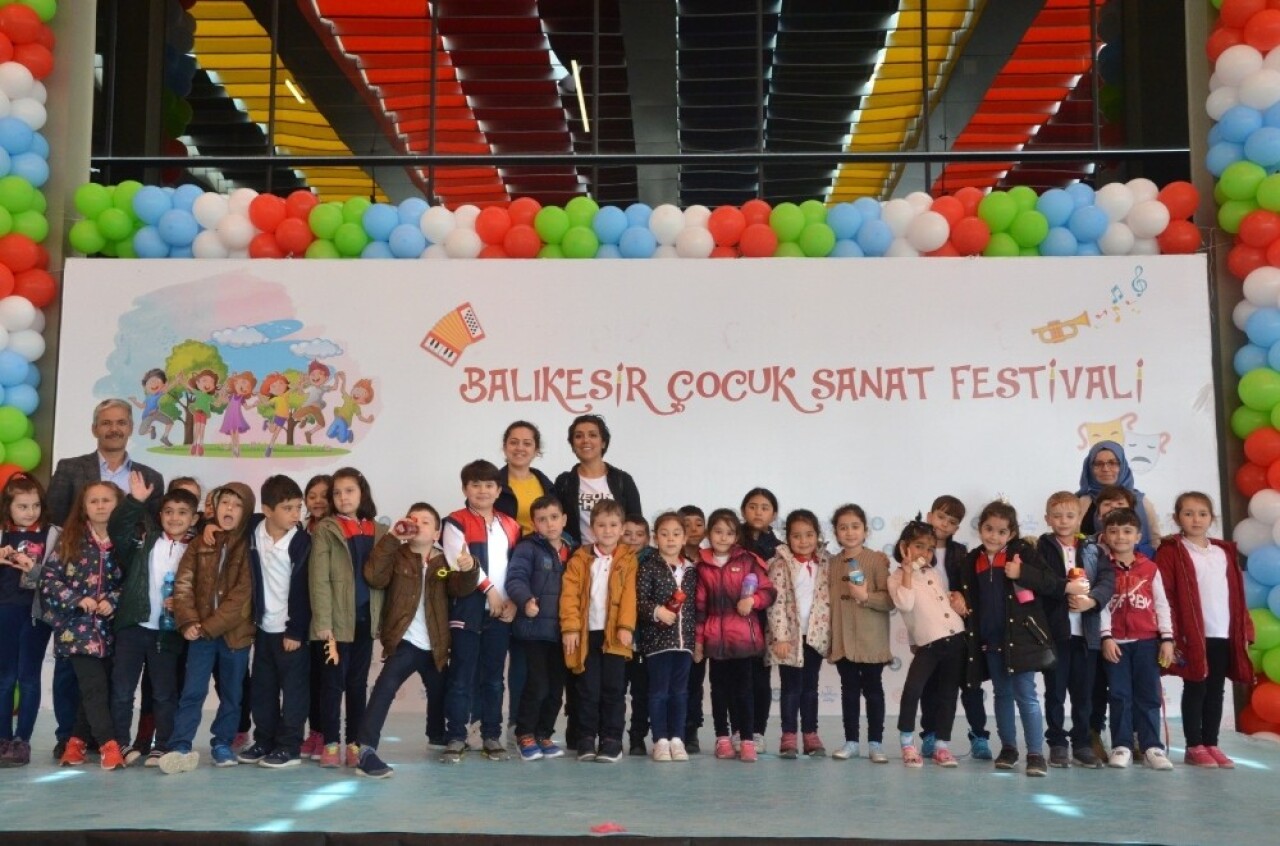 Balıkesirde Çocuk Sanat Festivali Devam Ediyor