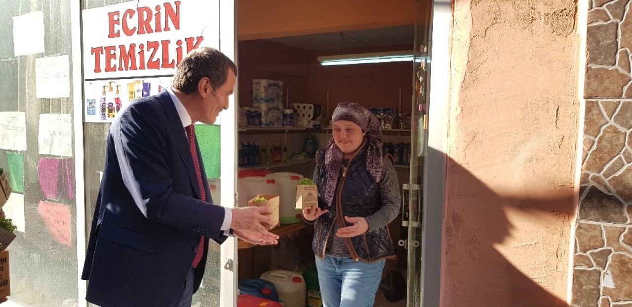 Başkan Arısoy, “Hem baharı fesleğen ile karşılıyoruz hem de vatandaşlara teşekkür ediyoruz”