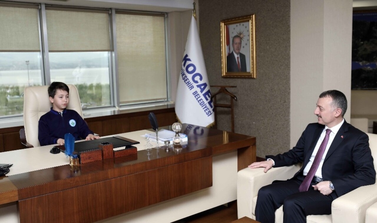 Başkan Büyükakın, makamını 6. sınıf öğrencisi Aktaş’a bıraktı