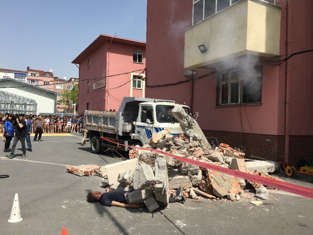 Bayrampaşa’da nefes kesen deprem tatbikatı