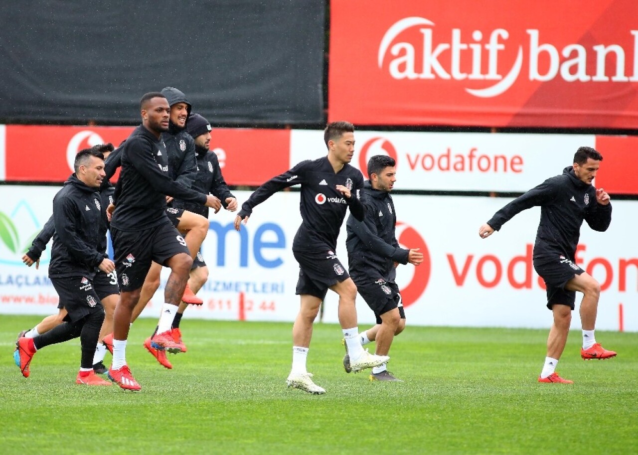 Beşiktaş, sağanak yağmur altında çalıştı