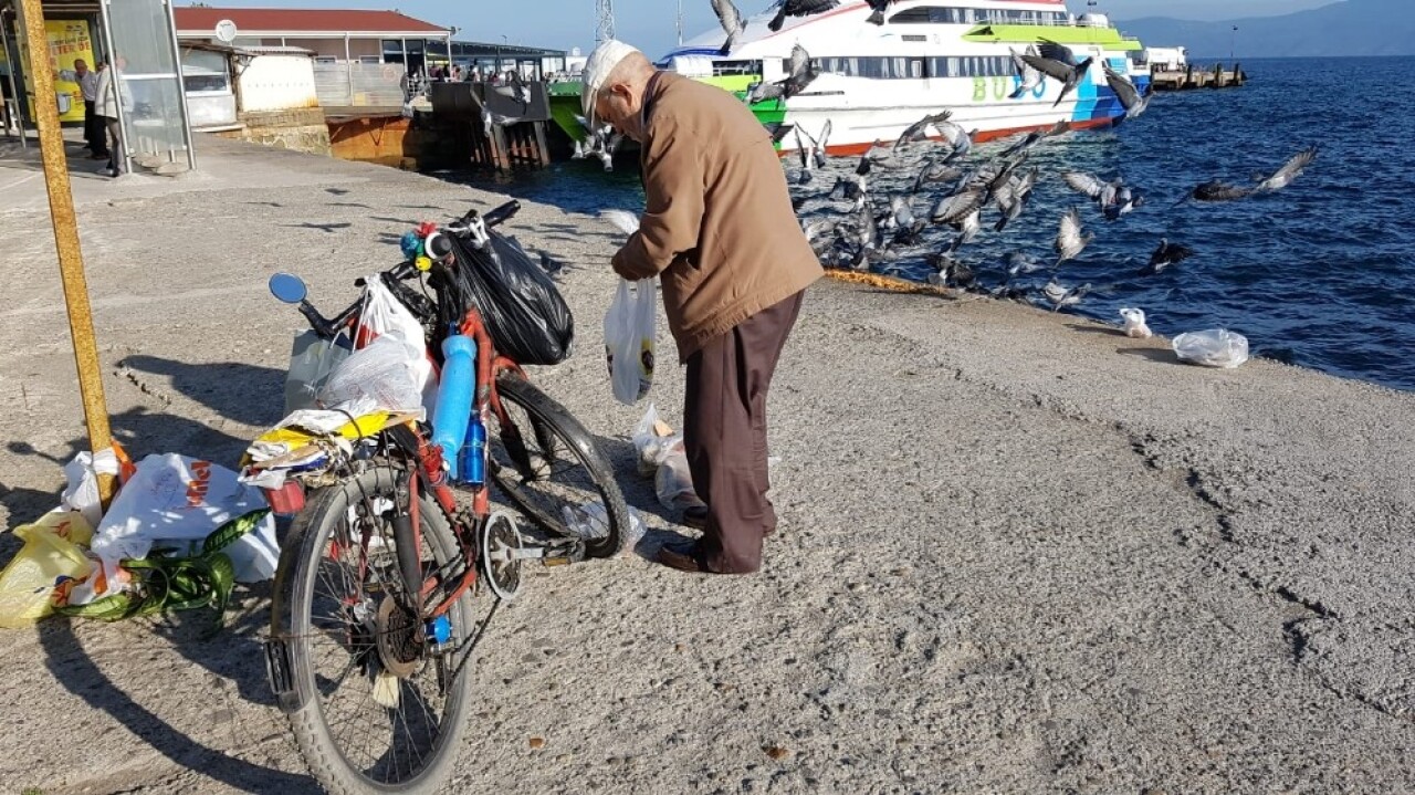 Bu ilçede yaşayan sokak hayvanları ve kuşlar onun yolunu gözlüyor