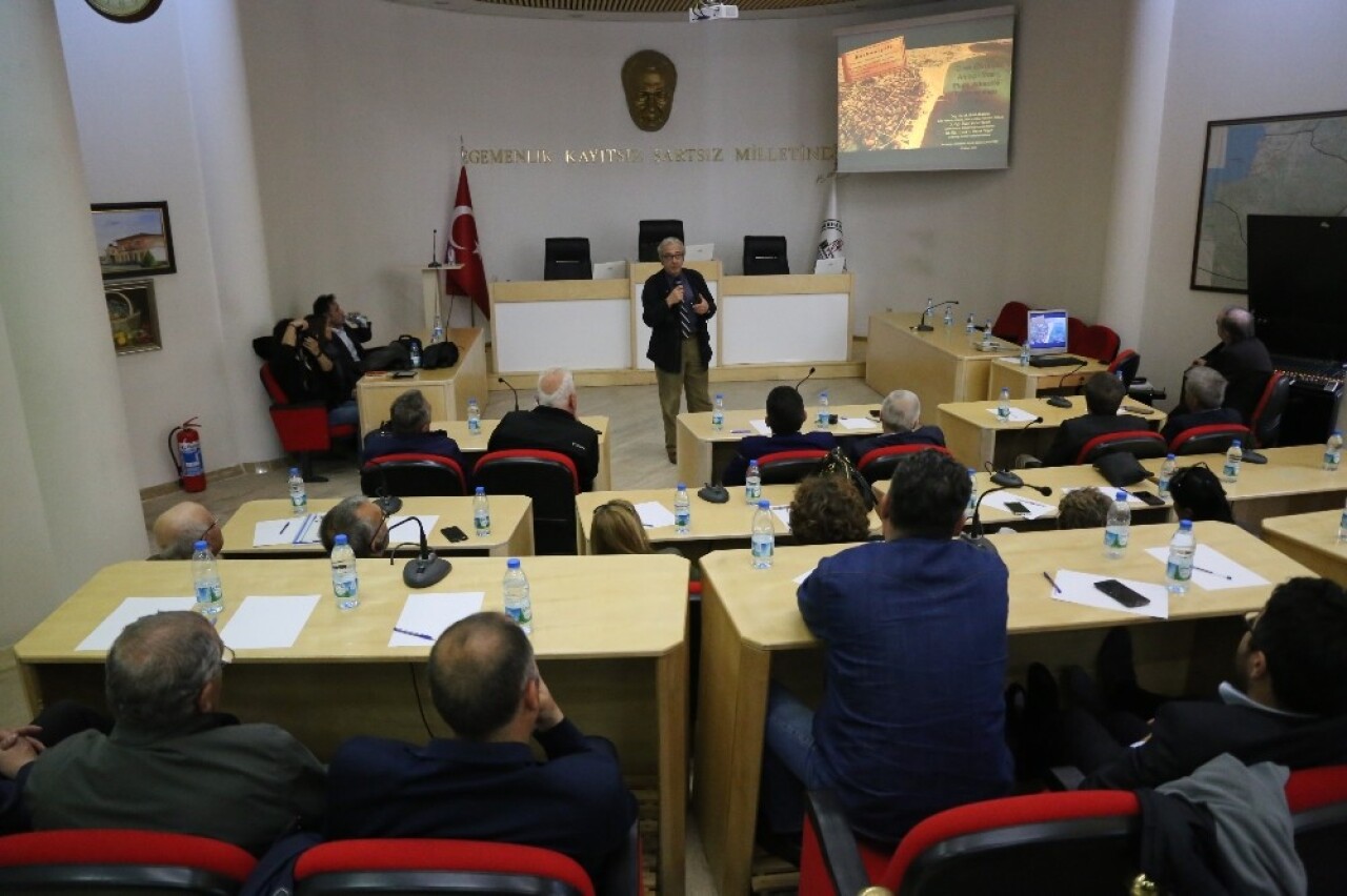 Burhaniye’ de Kuzey Ege Arkeoloji Araştırma ve Uygulama Merkezi paneli düzenlendi