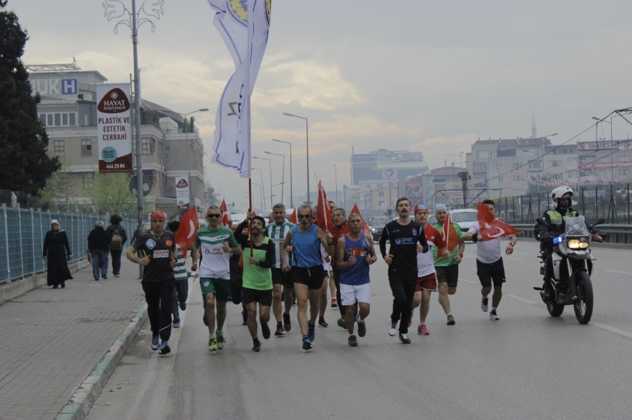 Bursa’da maraton koşucuları polis için 10 kilometre koştu