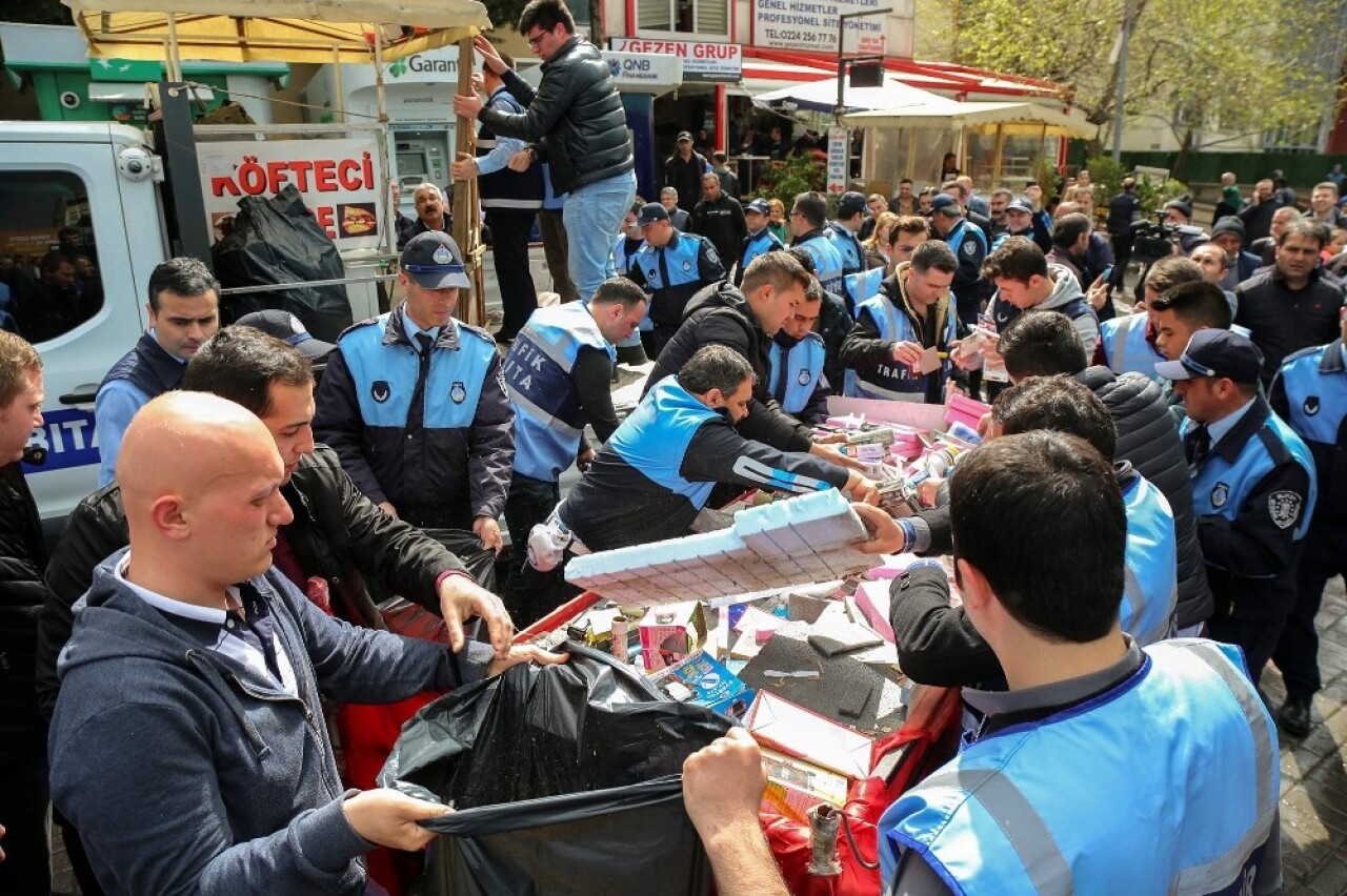 Bursa’da zabıtadan seyyar satıcılara operasyon