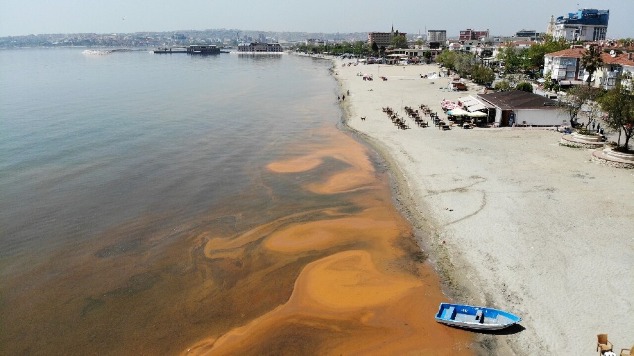 Büyükçekmece’de turuncuya dönen deniz, havadan görüntülendi