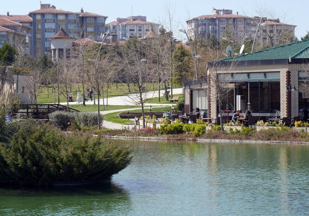 Büyükçekmece’de vatandaşlar parklara akın ediyor