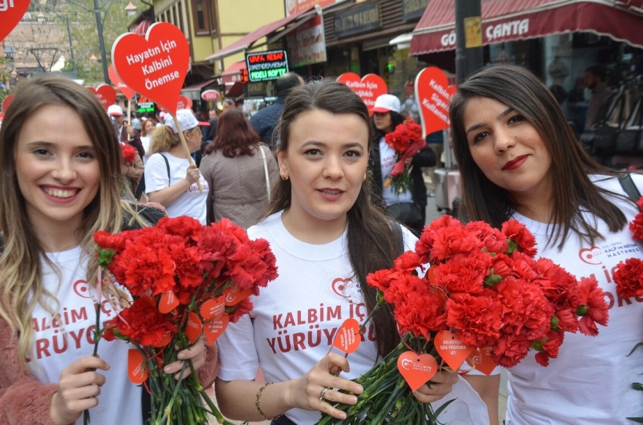 Cadde boyunca karanfil dağıtarak kalp sağlığına dikkat çektiler