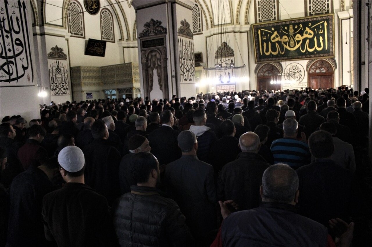 Camiler doldu taştı