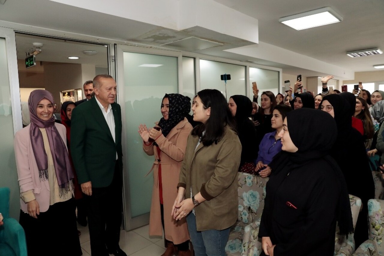 Cumhurbaşkanı Erdoğan’dan kız yurduna ziyaret