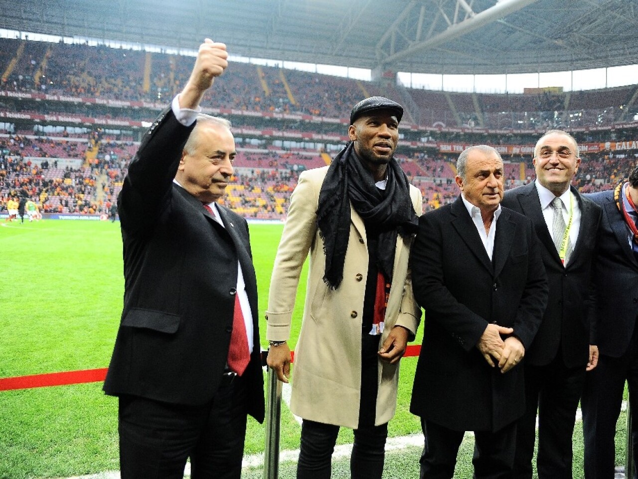 Didier Drogba’ya plaket verildi