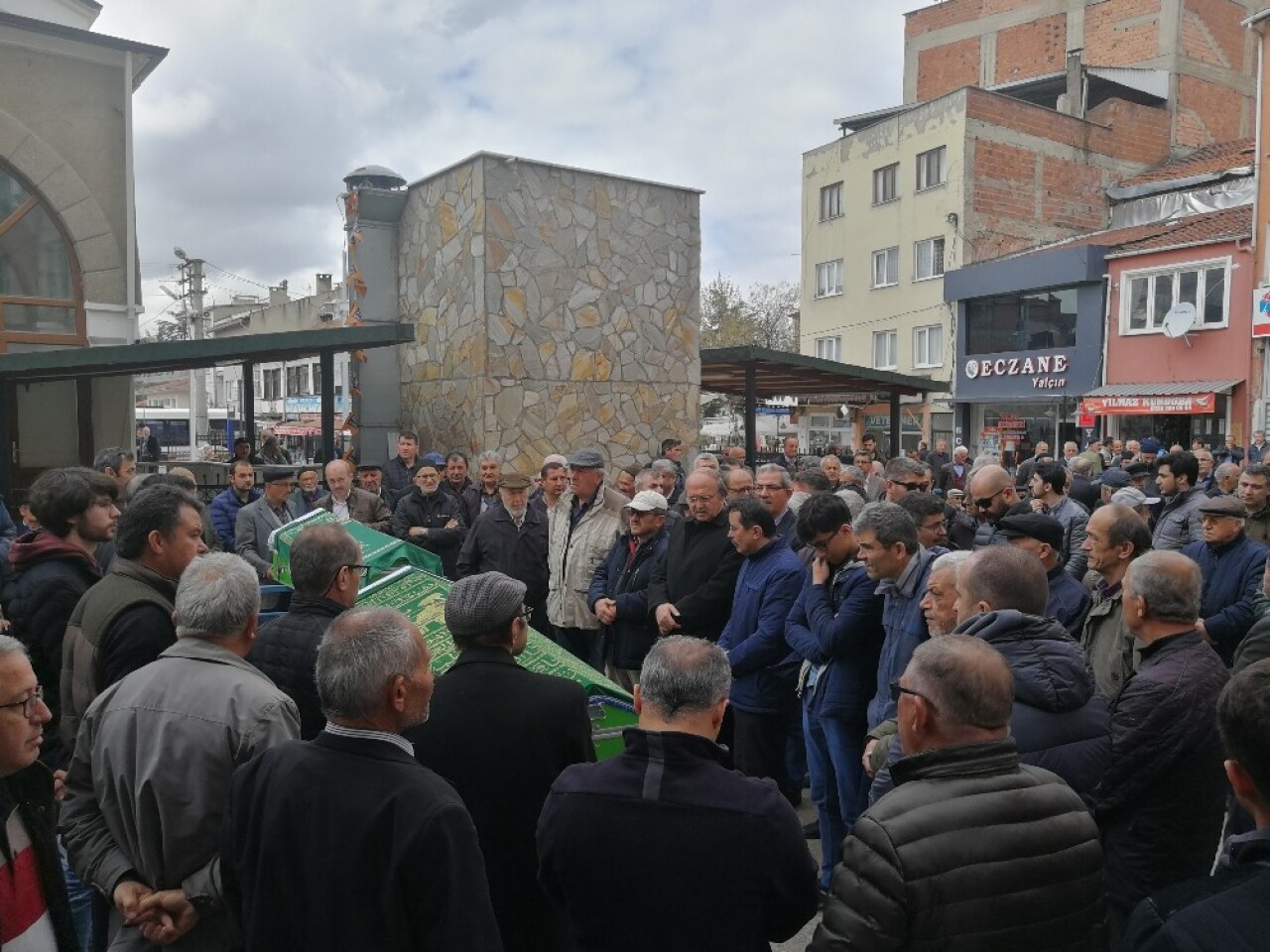 Düğün dönüşü kazada ölen iki kardeş toprağa verildi