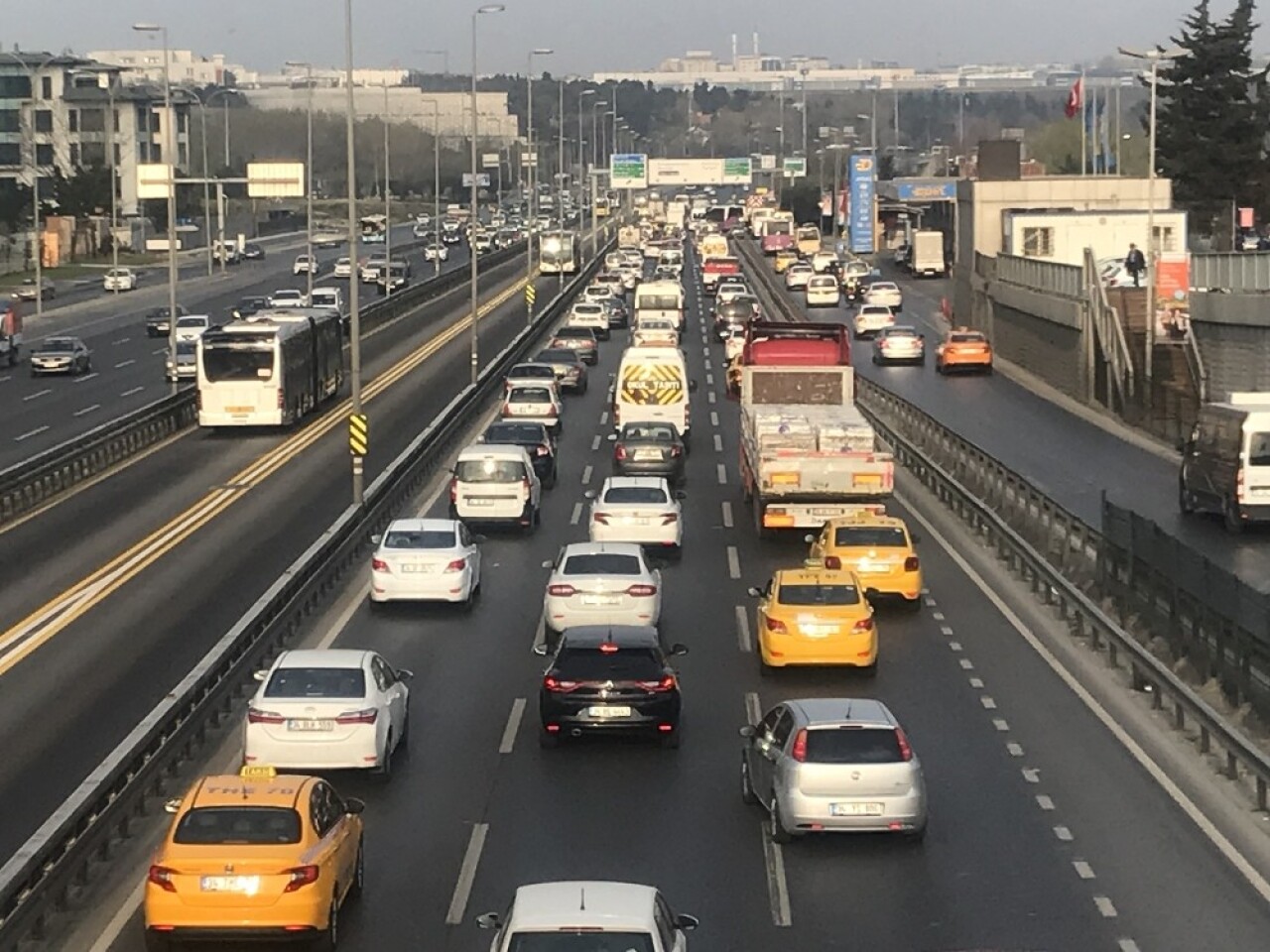 E-5 karayolunda kapalı yollar nedeniyle trafik yoğunluğu oluştu