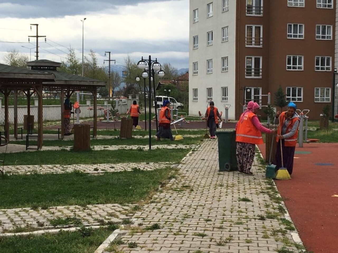 Erenler’de bahar temizliği devam ediyor