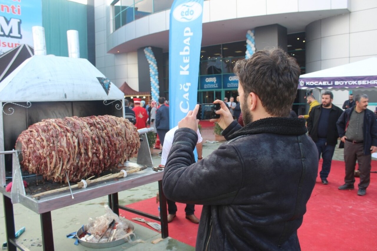 Erzurumlular 650 kiloluk cağ kebabı ile Kocaeli’de rekor kırdı