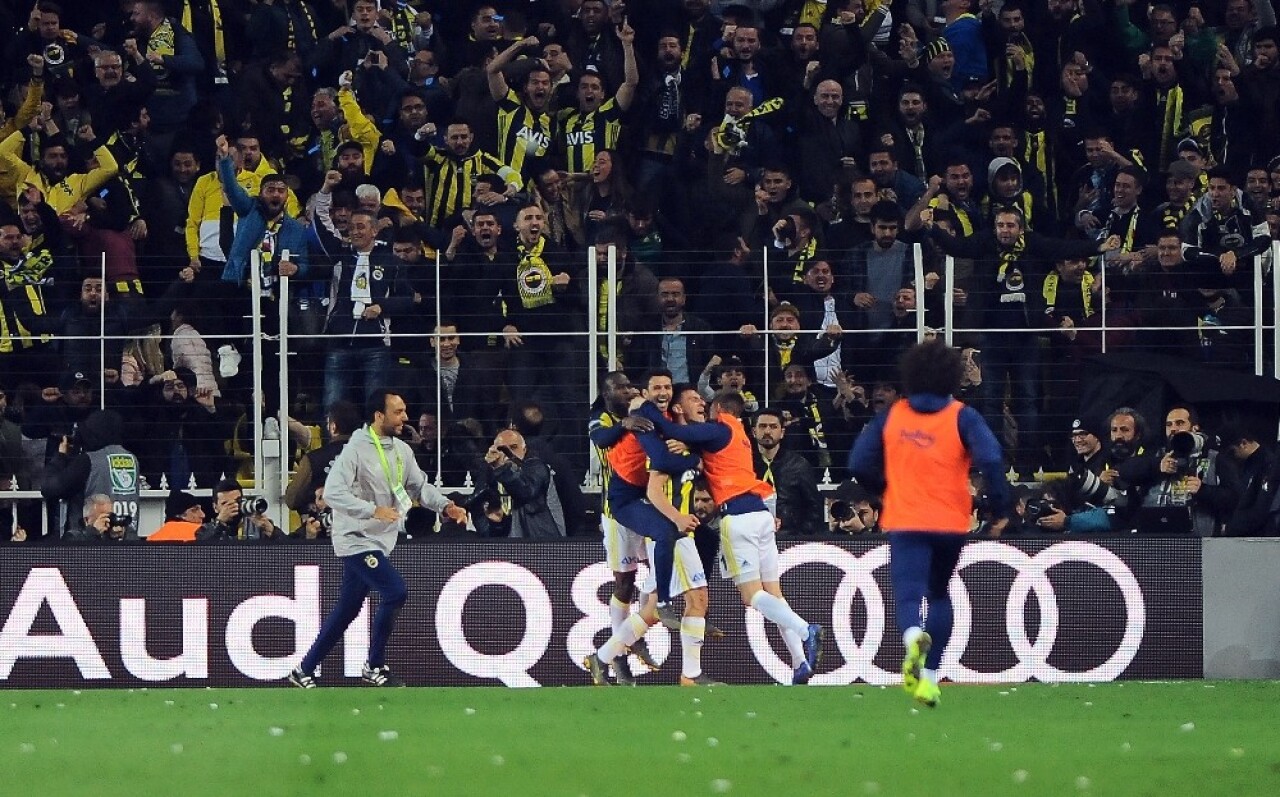 Fenerbahçe dört derbide de geriden geldi