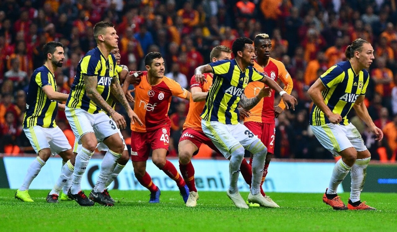 Fenerbahçe yabancılarla, Galatasaray yerlilerle